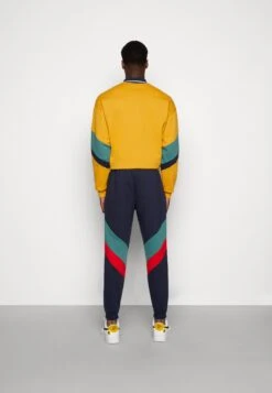 Kaotiko Pantalon Chandal Retro Athletic - Pantalones Deportivos - Navy/Heura/Red 10 Kaotiko Pantalon Chandal Retro Athletic - Pantalones Deportivos - Navy/Heura/Red -Boss Ventas 3272d2a4ff454dc8ad41edf64512c769