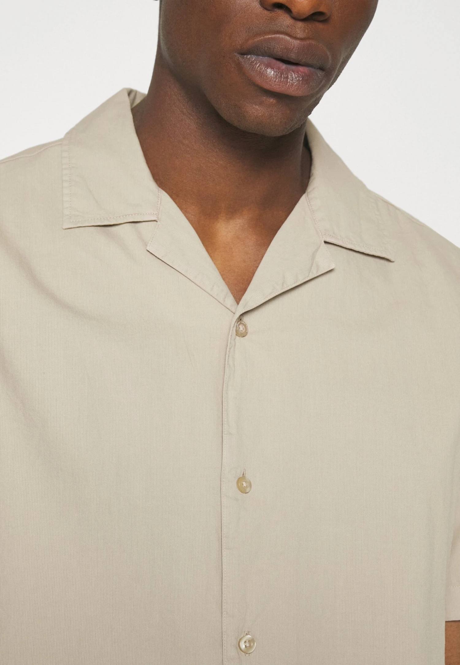 Boxed Fit Short Sleeve Shirt - Camisa - Light Feather Gray 8 Boxed Fit Short Sleeve Shirt - Camisa - Light Feather Gray - Imagen 6