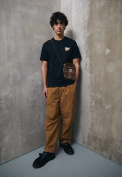 Nike Sportswear Tee Beach Pug - Camiseta Estampada - Black -Boss Ventas 45a0d80f71bd4aae9d7930454ed64498