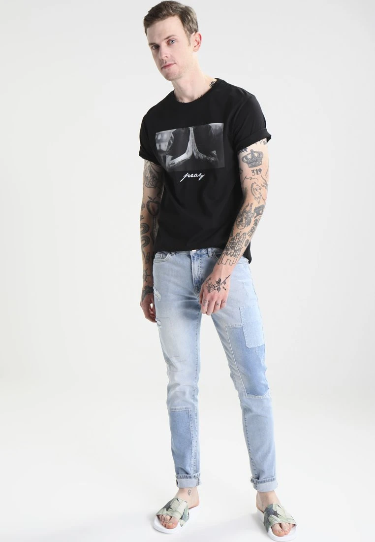 Mister Tee Pray - Camiseta Estampada - Black 4 Mister Tee Pray - Camiseta Estampada - Black - Imagen 2