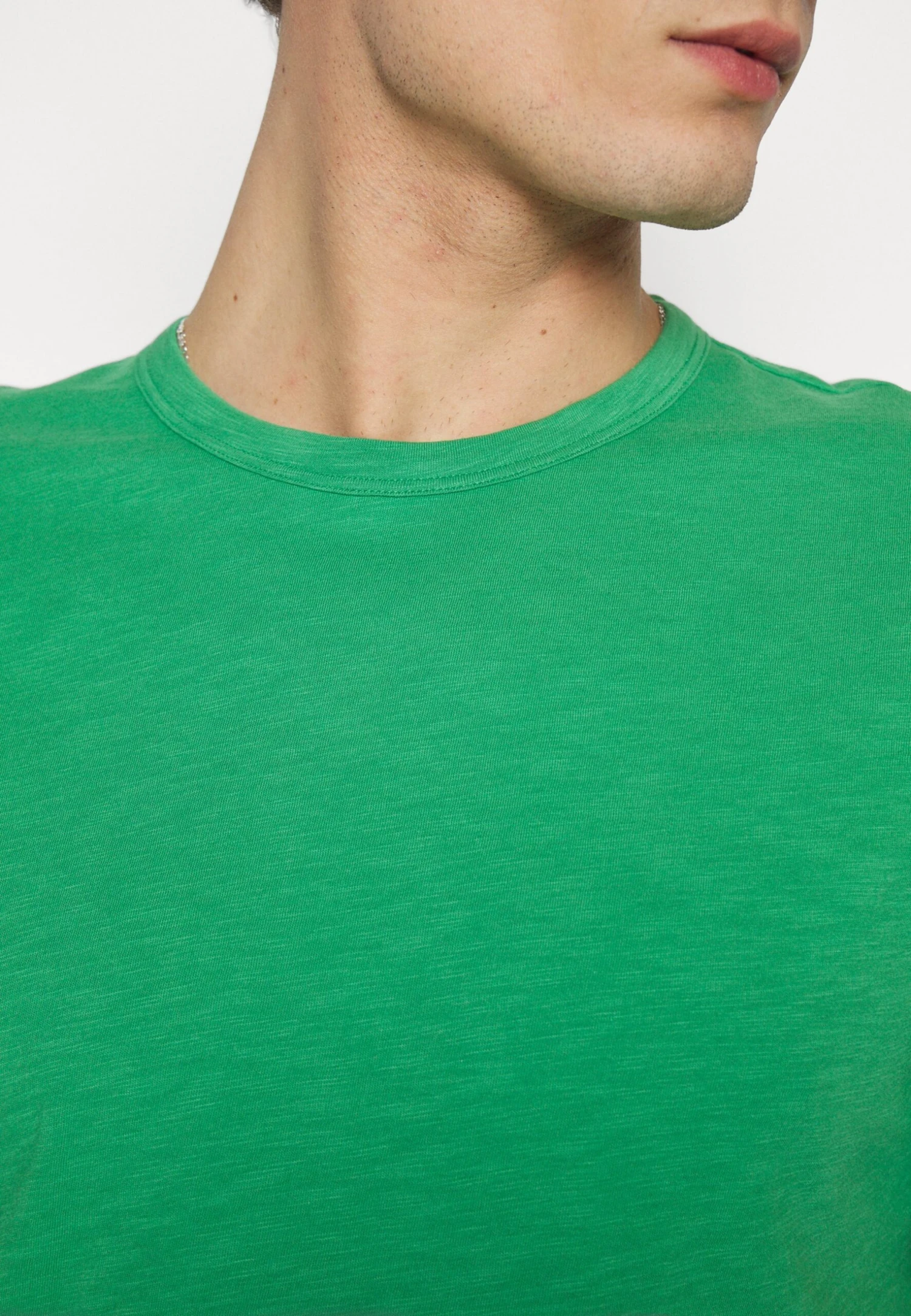 THEORY Camiseta Básica - Jade Green 9 THEORY Camiseta Básica - Jade Green - Imagen 7